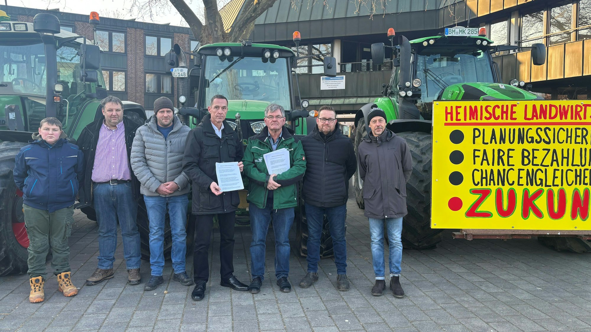 Auf dem Foto sind Landwirte und Kerpens Bürgermeister Dieter Spürck zu sehen.