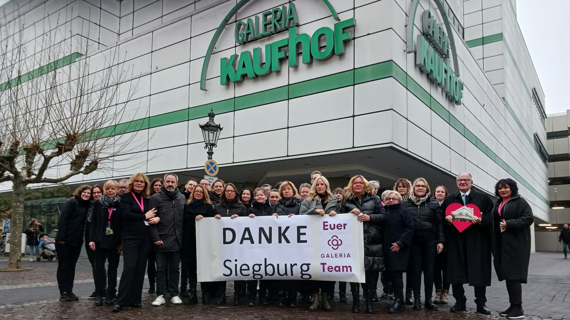 Die Kaufhof-Belegschaft verabschiedet sich von den Siegburgern, die Filiale wrid am 13. Januar geschlossen 