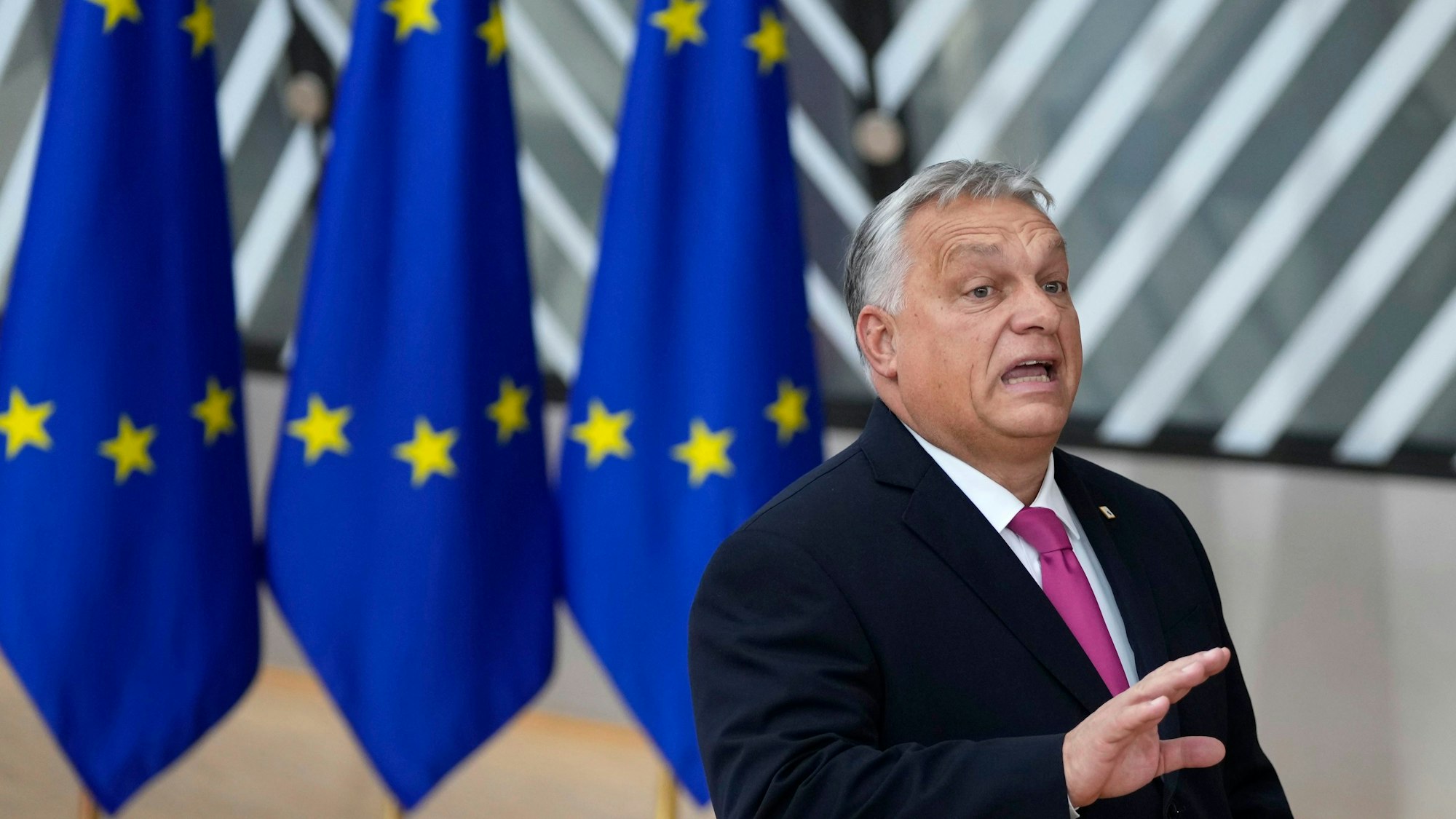 ARCHIV - 26.10.2023, Belgien, Brüssel: Viktor Orbán, Ministerpräsident von Ungarn, trifft zu einem EU-Gipfel im Gebäude des Europäischen Rates ein und spricht mit Medien. (zu dpa: "EVP-Chef Weber warnt vor zu viel Einfluss von Orban in Brüssel") Foto: Virginia Mayo/AP +++ dpa-Bildfunk +++