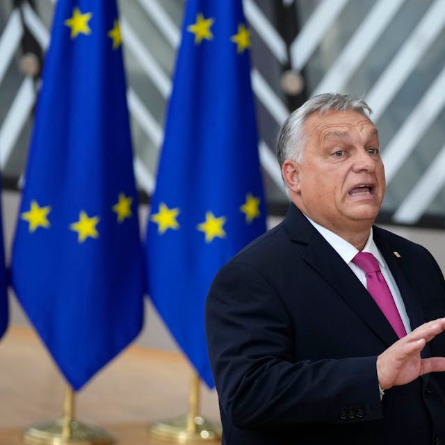 ARCHIV - 26.10.2023, Belgien, Brüssel: Viktor Orbán, Ministerpräsident von Ungarn, trifft zu einem EU-Gipfel im Gebäude des Europäischen Rates ein und spricht mit Medien. (zu dpa: "EVP-Chef Weber warnt vor zu viel Einfluss von Orban in Brüssel") Foto: Virginia Mayo/AP +++ dpa-Bildfunk +++