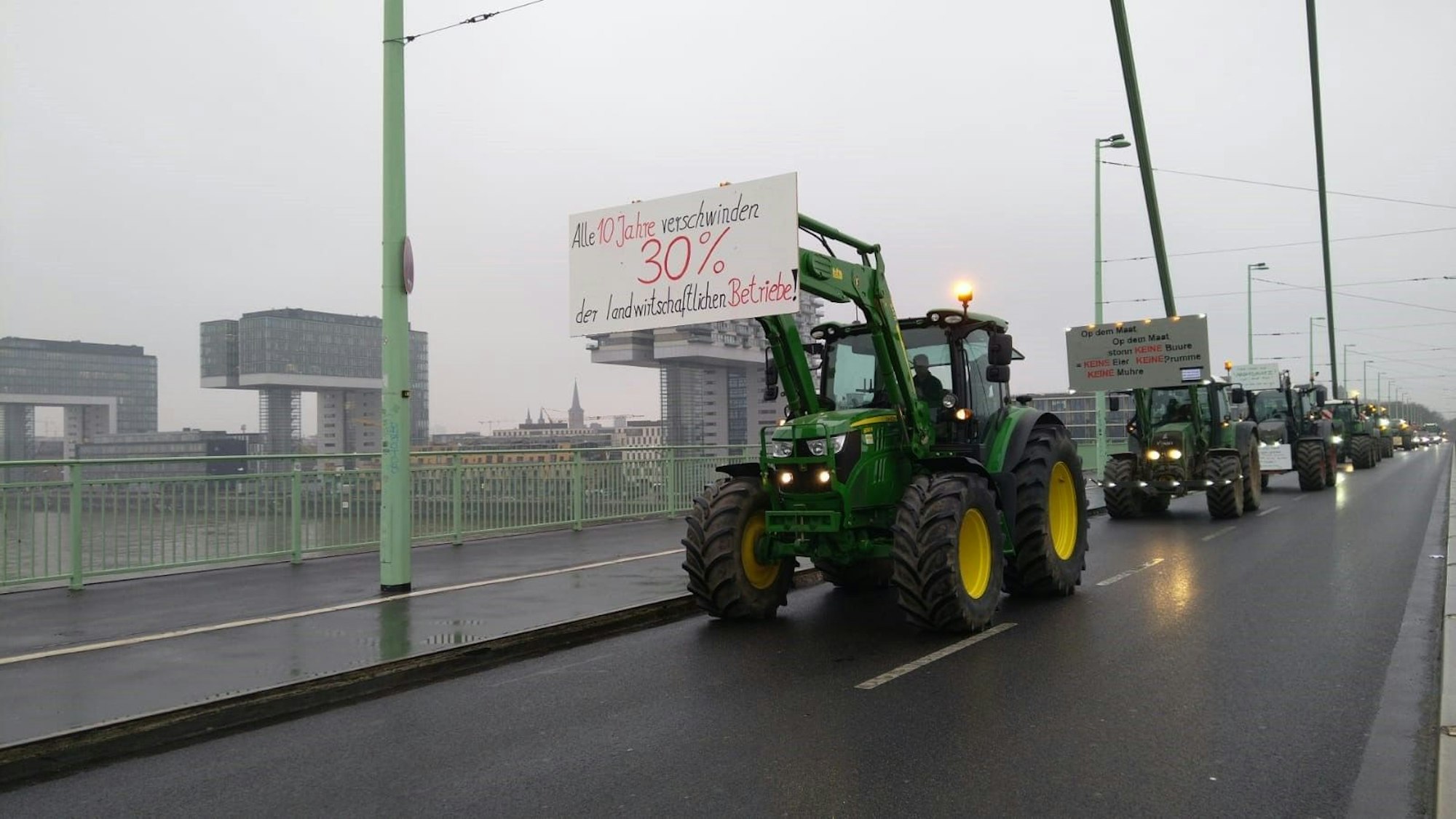 Etwa 20 Landwirte aus Euskirchen aus dem Kreis Euskirchen fahren mit ihren Traktoren über die Severinsbrücke in Köln.