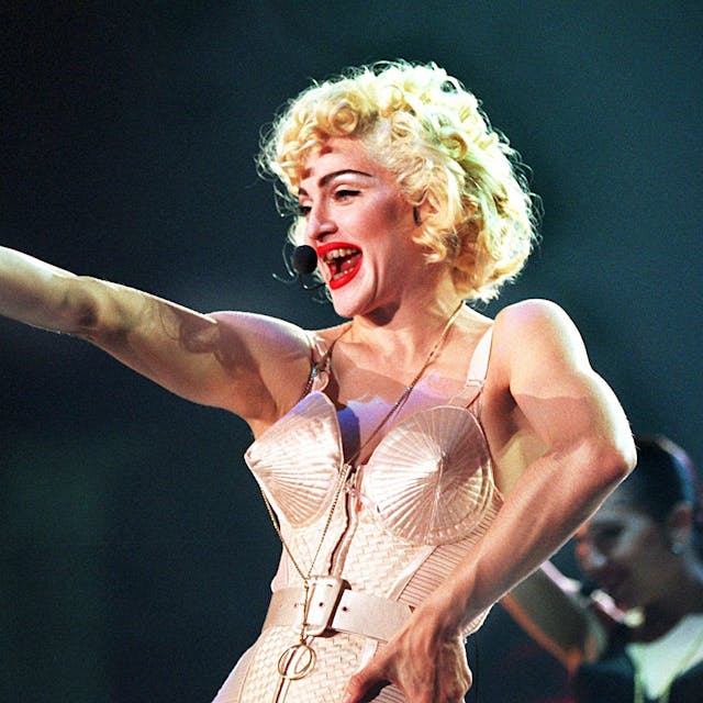 Im Korsett des französischen Designers Jean Paul Gaultier tritt US-Sängerin Madonna am 17.07.1990 in Dortmund im Rahmen ihrer Blond Ambition World Tour auf.