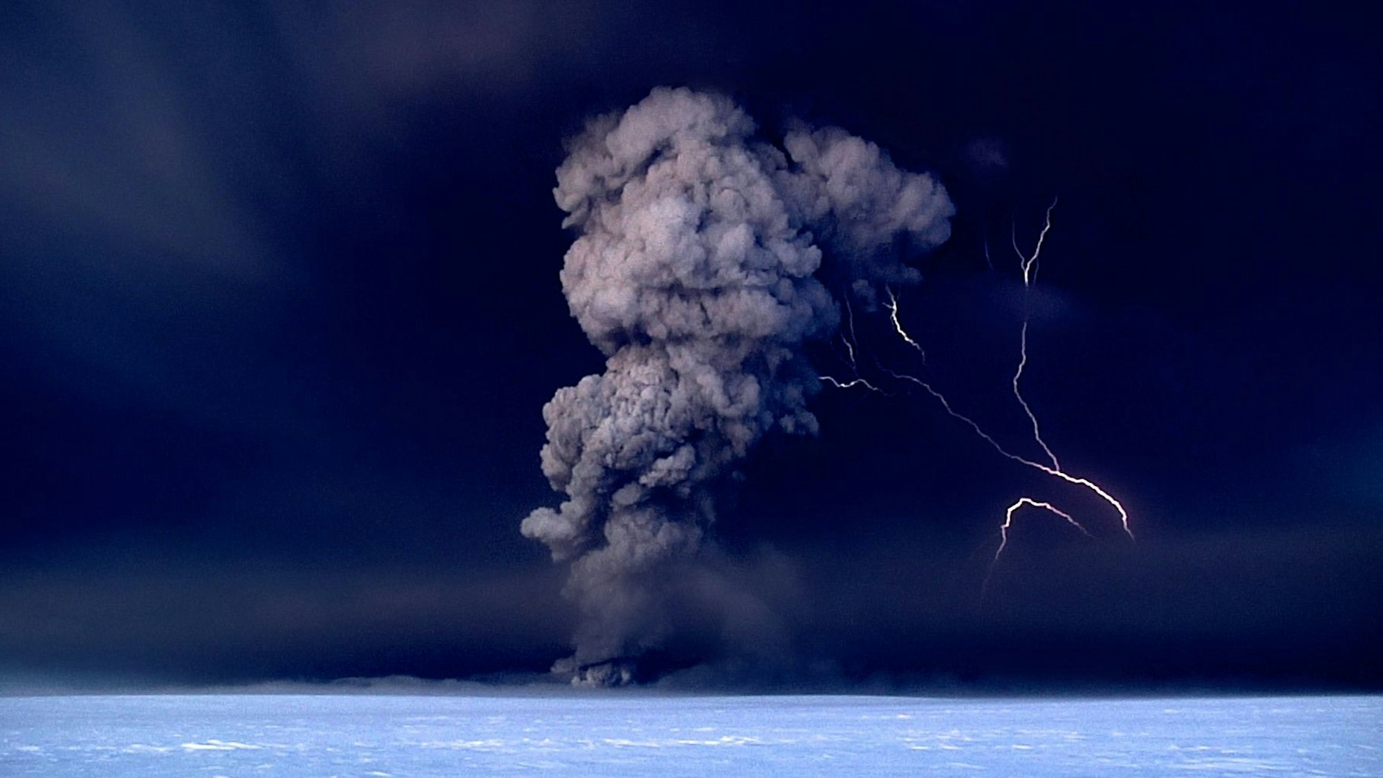 Bei einem Ausbruch des Vulkans Grímsvötn auf Island steigt eine kilometerhohe Aschesäule in den Himmel. Nach der Eruption bilden sich in einem Unwetter große Blitze. (Archivbild)
