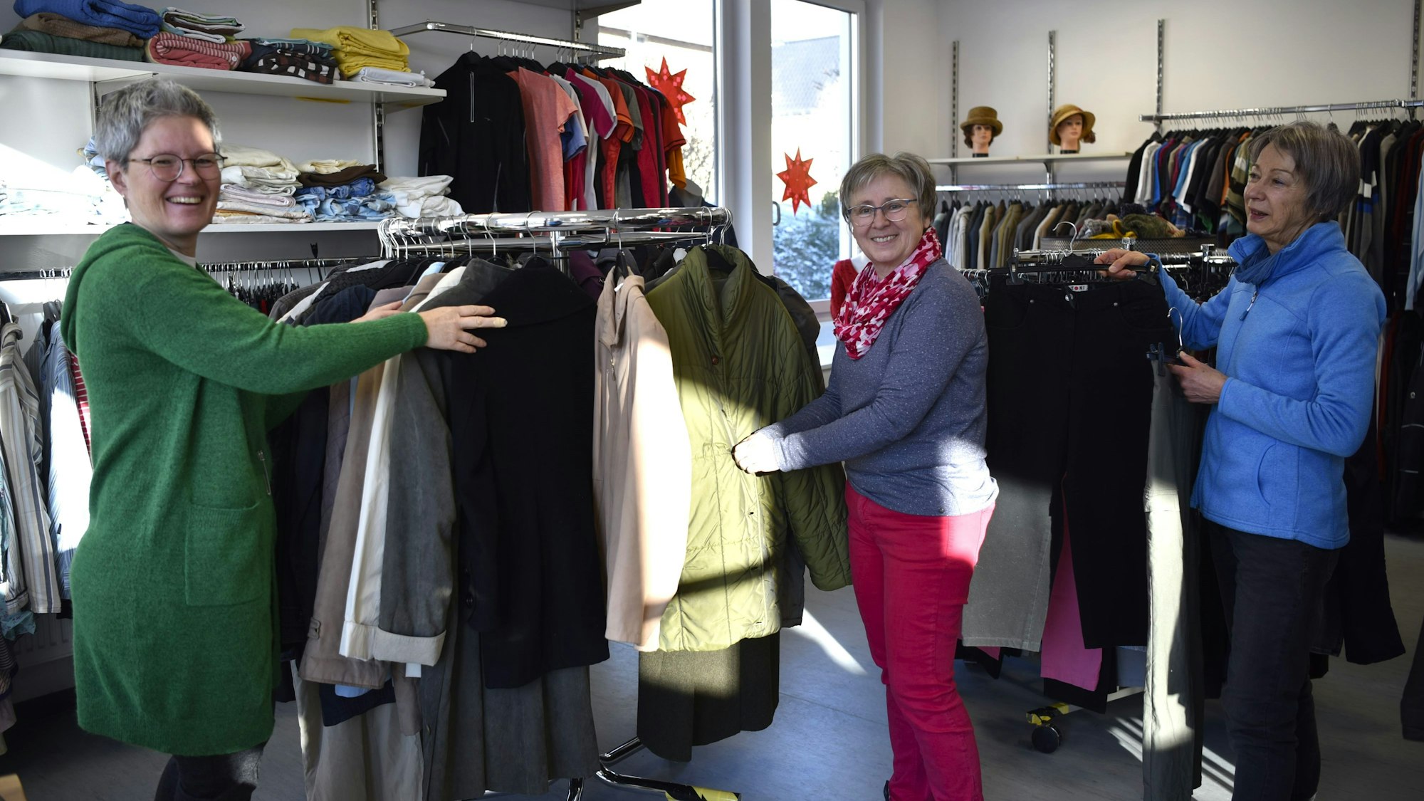 Das Bild zeigt die Mitarbeiterinnen des Kleiderladens Astrid Franzen (v.l.), Marlies Wingartz und Margret Arbach.