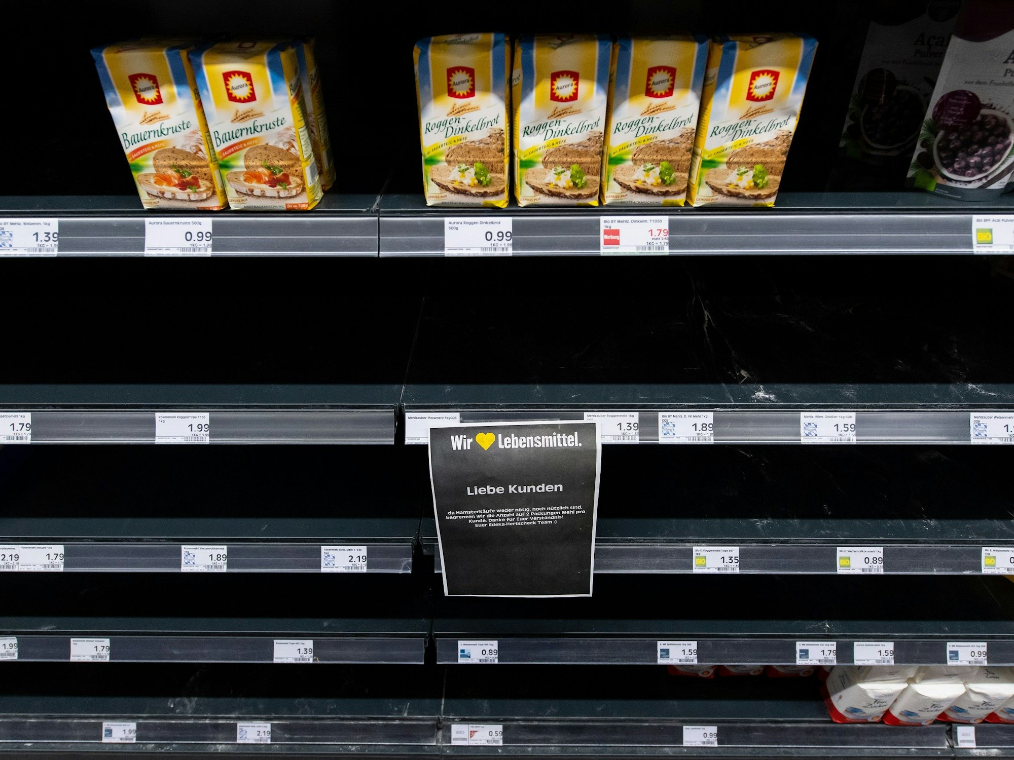 Im März 2022 waren die Regale in vielen Supermärkten und Discountern leer, vielerorts musste der Verkauf beschränkt werden, wie in diesem Edeka-Markt in Bayern. Drohen uns nun wieder ähnliche Bilder?