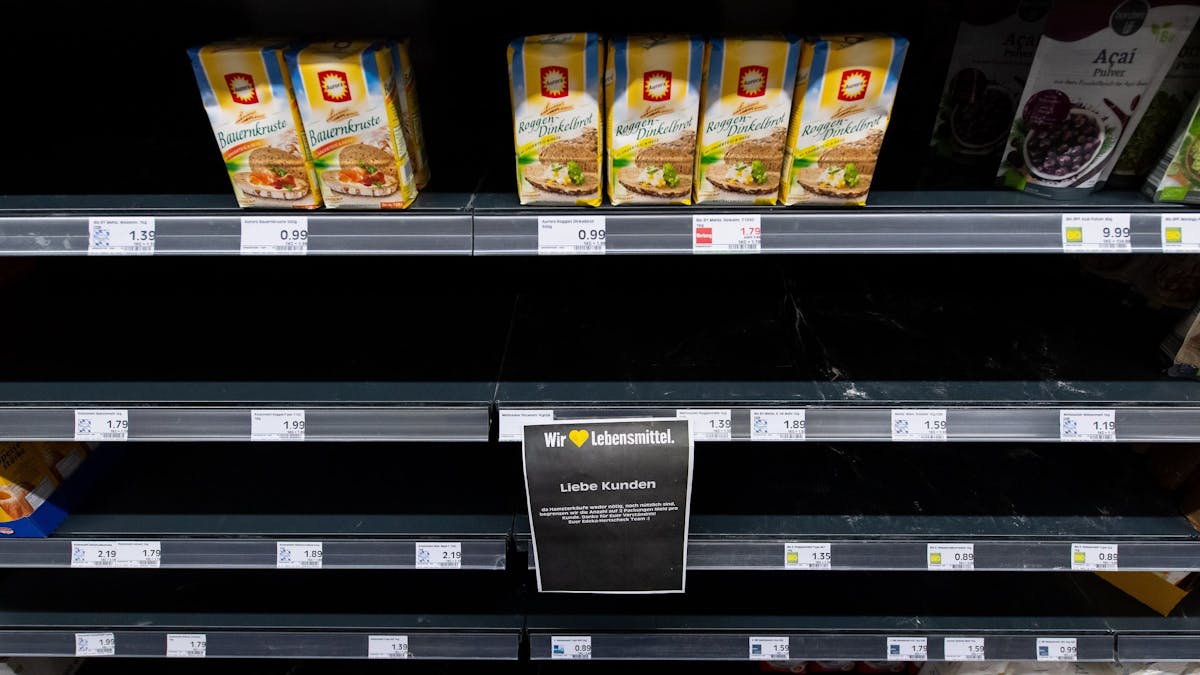 Im März 2022 waren die Regale in vielen Supermärkten und Discountern leer, vielerorts musste der Verkauf beschränkt werden, wie in diesem Edeka-Markt in Bayern. Drohen uns nun wieder ähnliche Bilder?