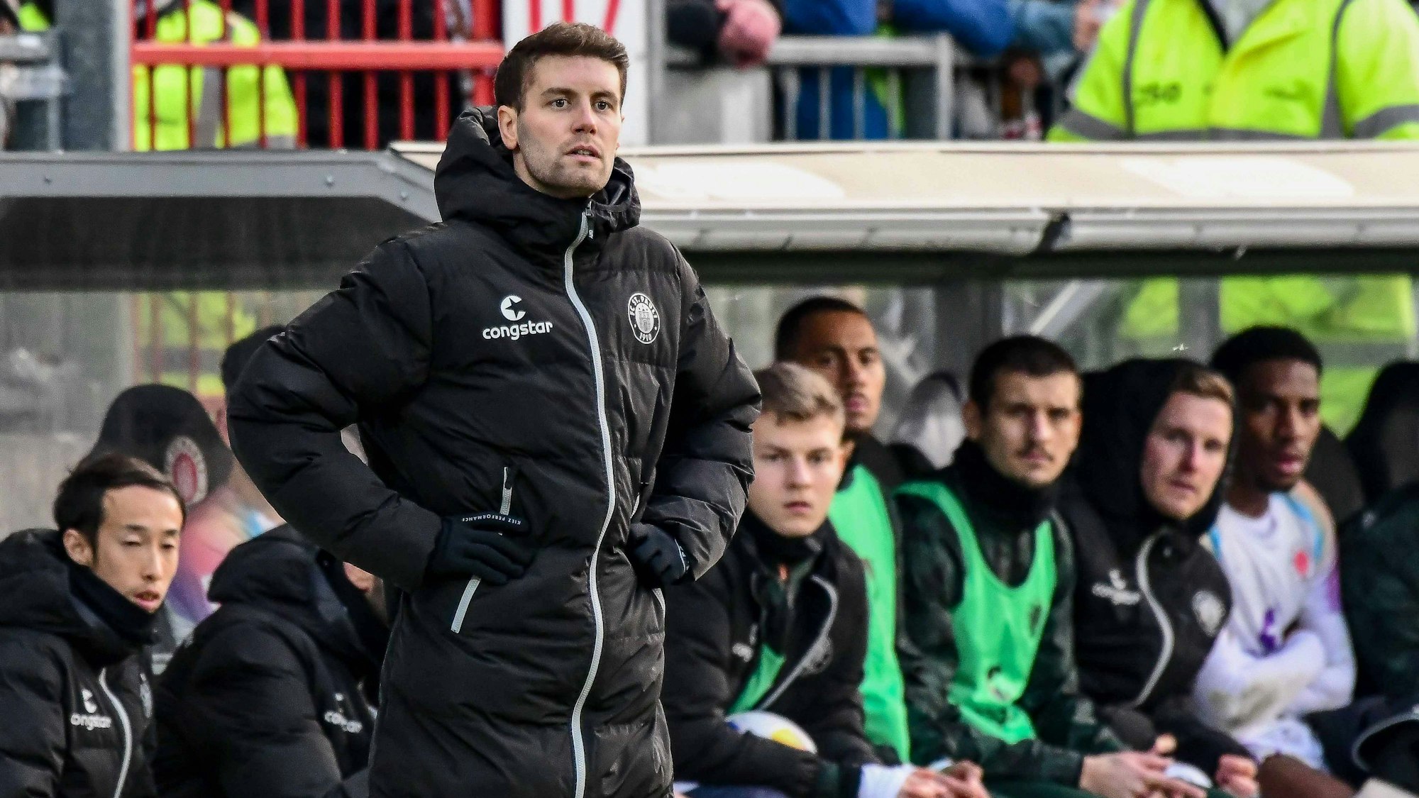 St. Paulis Cheftrainer Fabian Hürzeler beobachtet vom Seitenrand aus das Spielgeschehen.