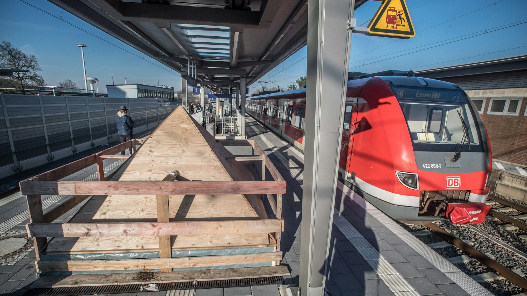 Mit einer Pyramide aus Holz ist der Aufzugsschacht zu den fehlenden Bahnsteigen im Bahnhof Leverkusen Mitte verschlossen.