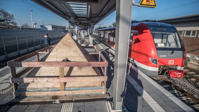 Mit einer Pyramide aus Holz ist der Aufzugsschacht zu den fehlenden Bahnsteigen im Bahnhof Leverkusen Mitte verschlossen.&nbsp;