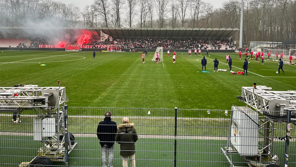 Ultras beim Abschlusstraining des 1. FC Köln vor Heidenheim.