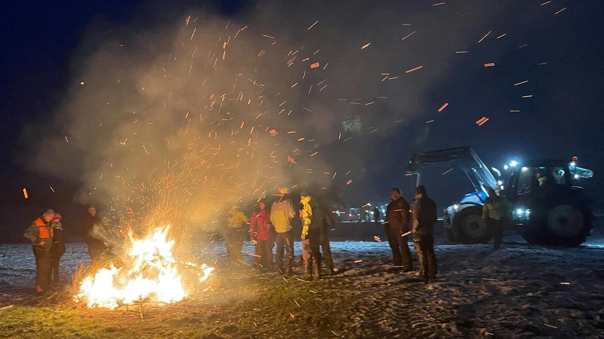 Auch in Morsbach brennt ein Mahnfeuer der Landwirte.