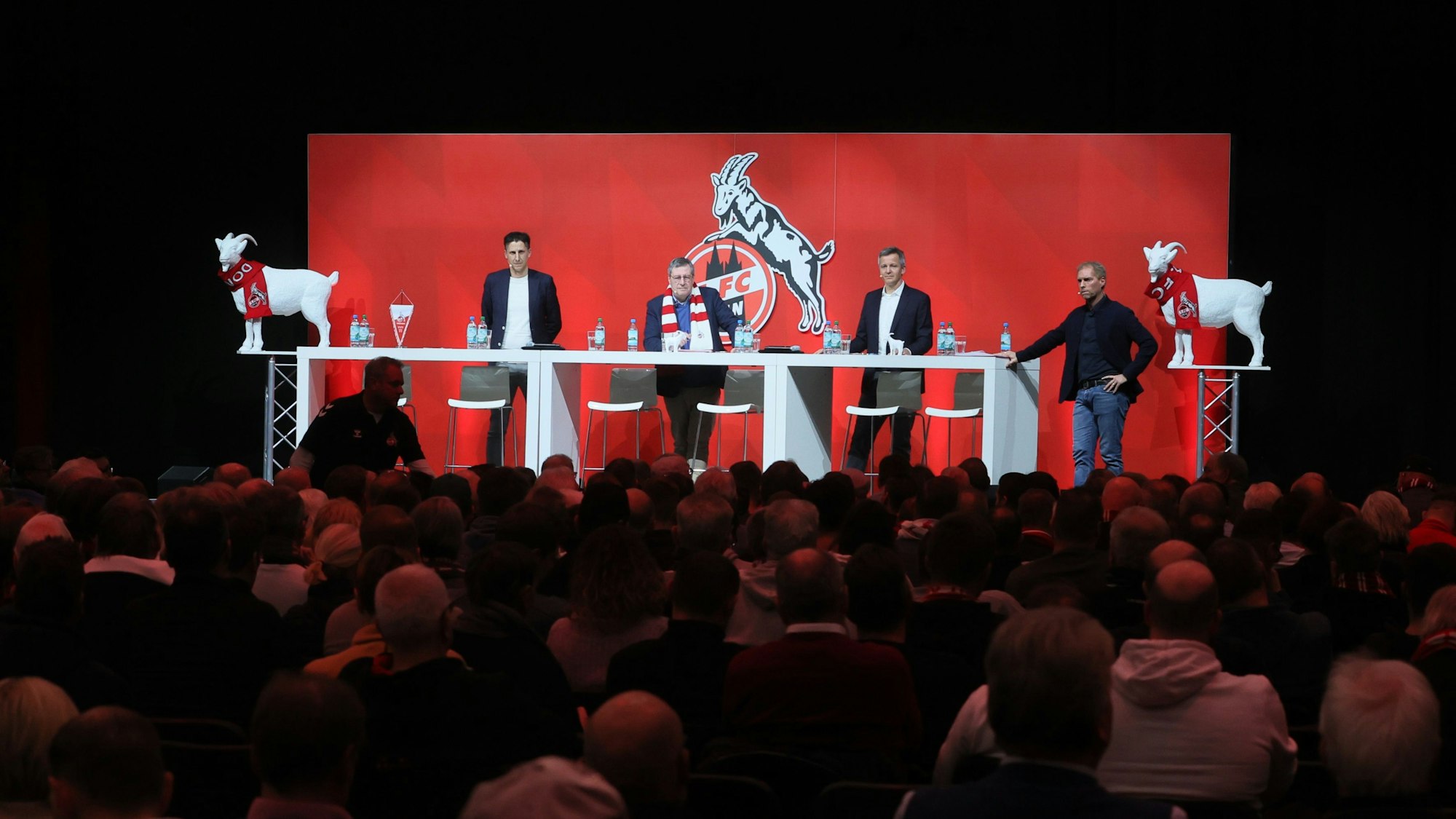 Der Mitgliederstammtisch des 1. FC Köln: Der Vorstand stellt sich den Fragen der Mitglieder.