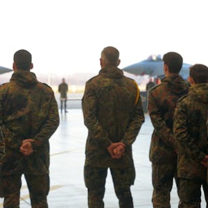 Dieses Jahr stehen für die Soldaten des Boelcke-Geschwaders, die hier vor ihren Flugzeugen stehen, einige Großübungen an.