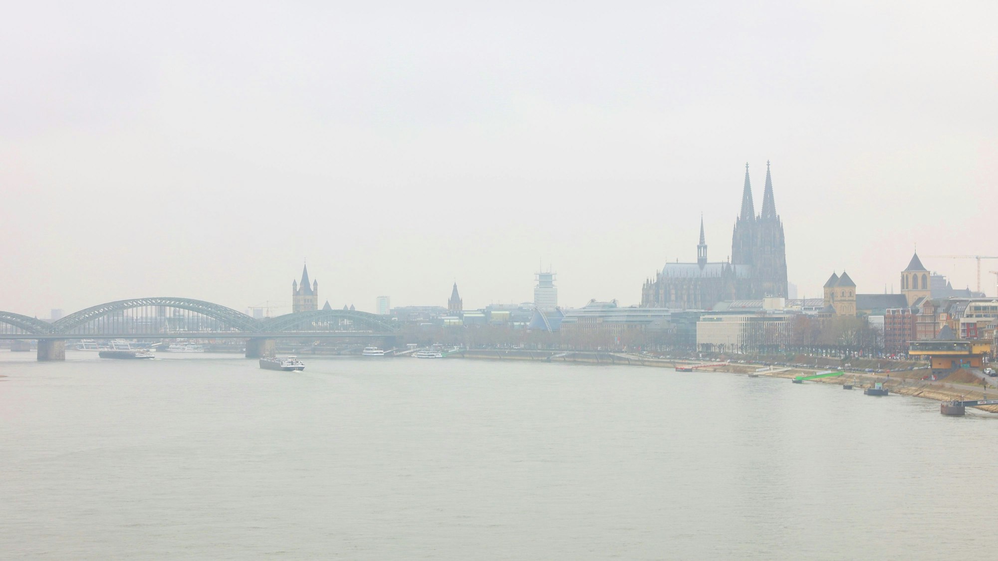 Diesiges Wetter über Köln
von der Zoobrücke aus fotografiert.