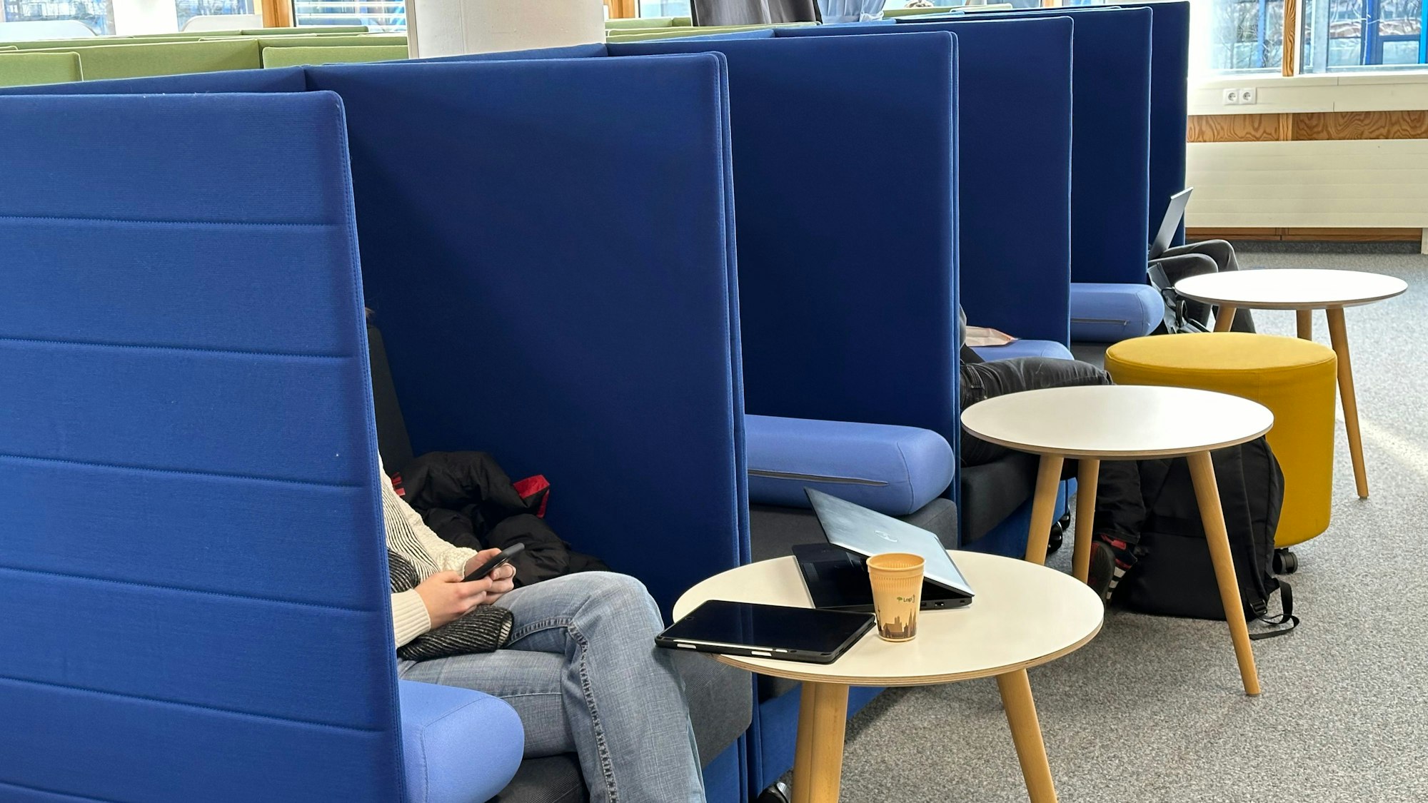In der Bibliothek der Hochschule Bonn-Rhein-Siegburg sollen sich die Studierenden wohlfühlen. Dazu gehören auch Lese-Sessel, die Privatsphäre ermöglichen. Sie haben fast zwei Meter hohe Seitenteile und bilden so eine Art Kabine.