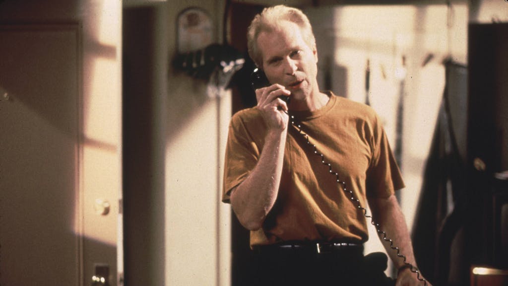 Das Foto stammt aus der US-Sitcom „Seinfeld“ und zeigt den Charakter „Crazy“ Joe Davola (dargestellt von Peter Crombie) während eines Telefonats.&nbsp;