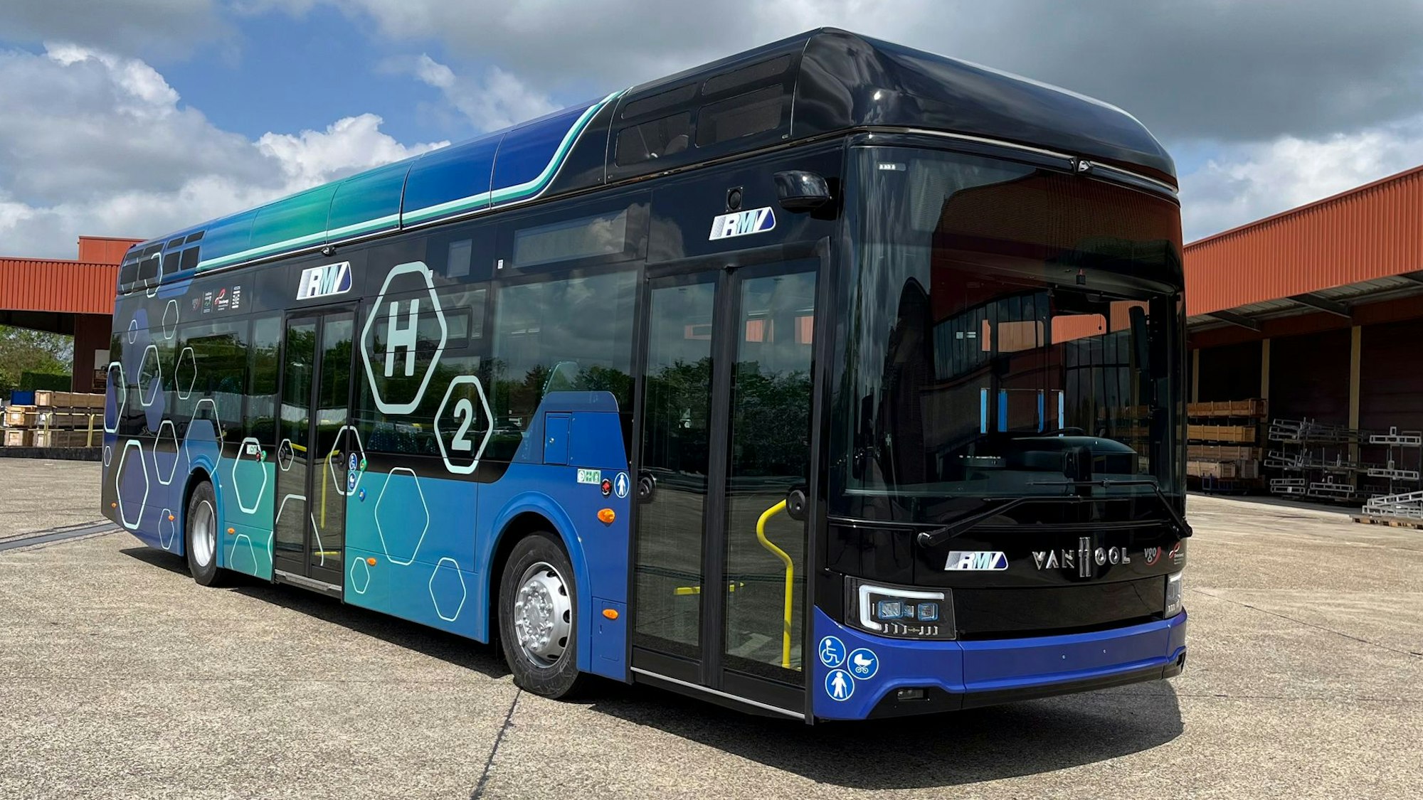 Auf dem Foto ist ein Linienbus zu sehen, der mit Wasserstoff betrieben wird.