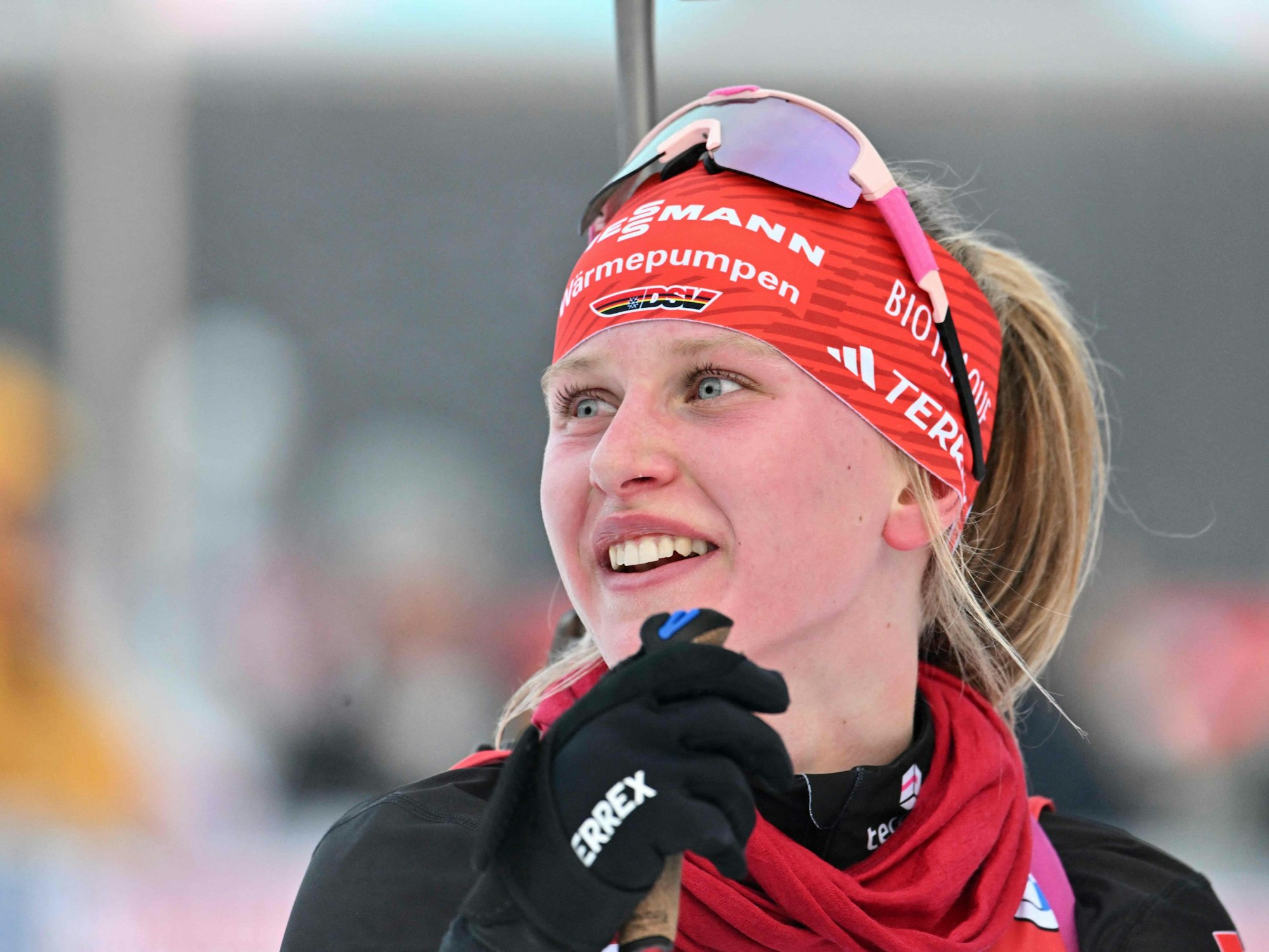 Julia Tannheimer freut sich über ihre Leistung beim Sprint während des Biathlons-Weltcups.