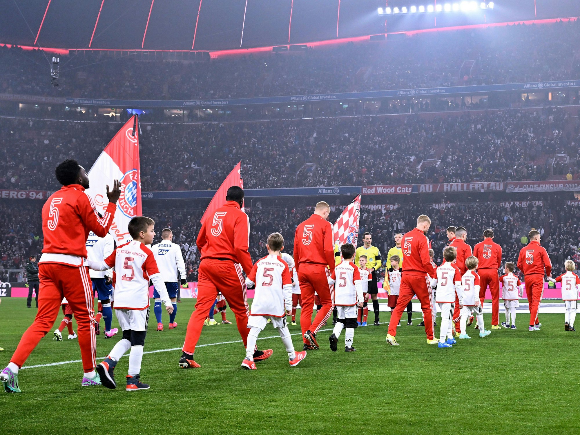 Die Spieler des FC Bayern gehen auf das Spielfeld.