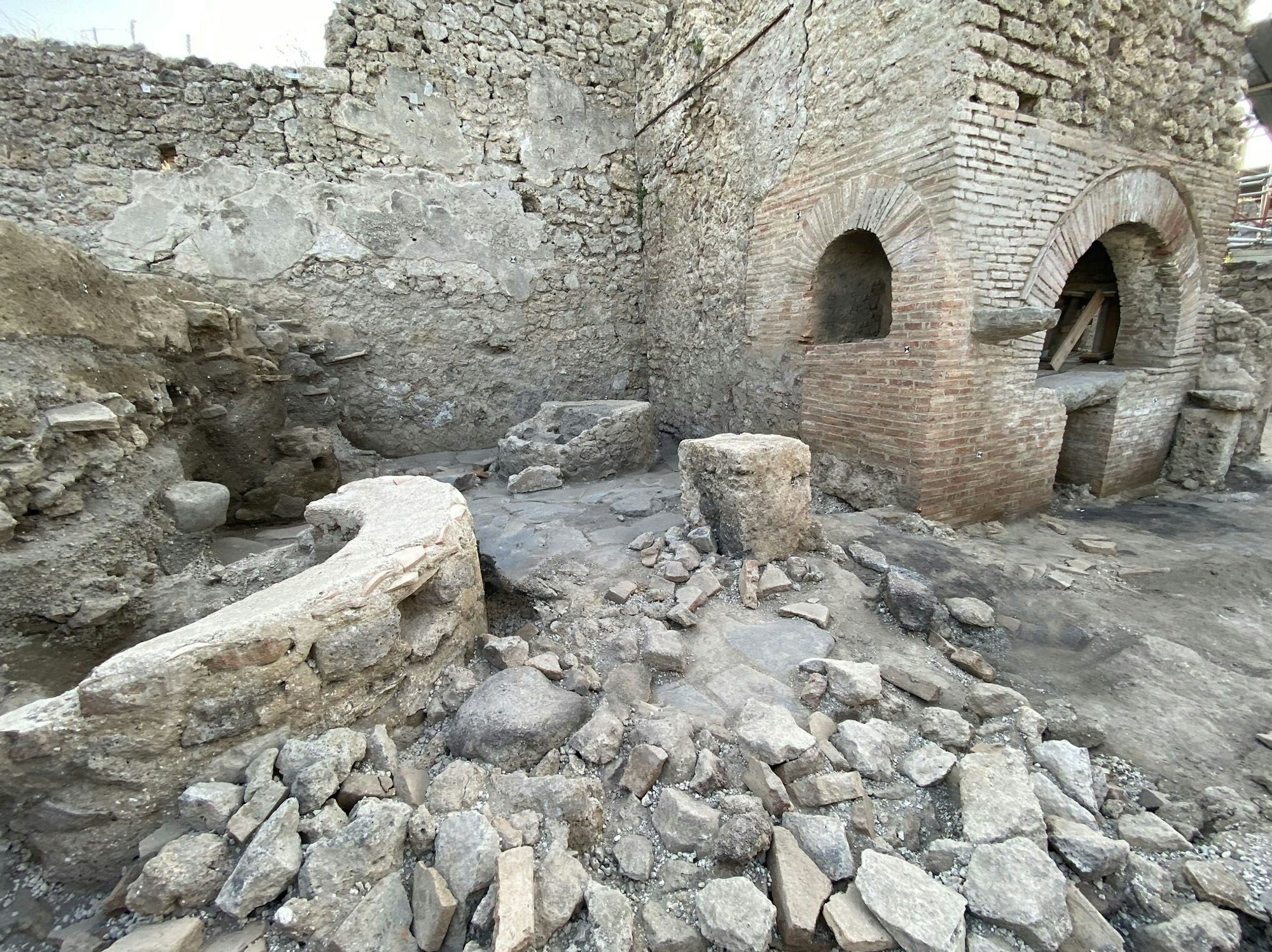 Reste einer etwa 2000 Jahre alten Gefängnisbäckerei, die auf dem Gelände der antiken Stadt entdeckt wurden.