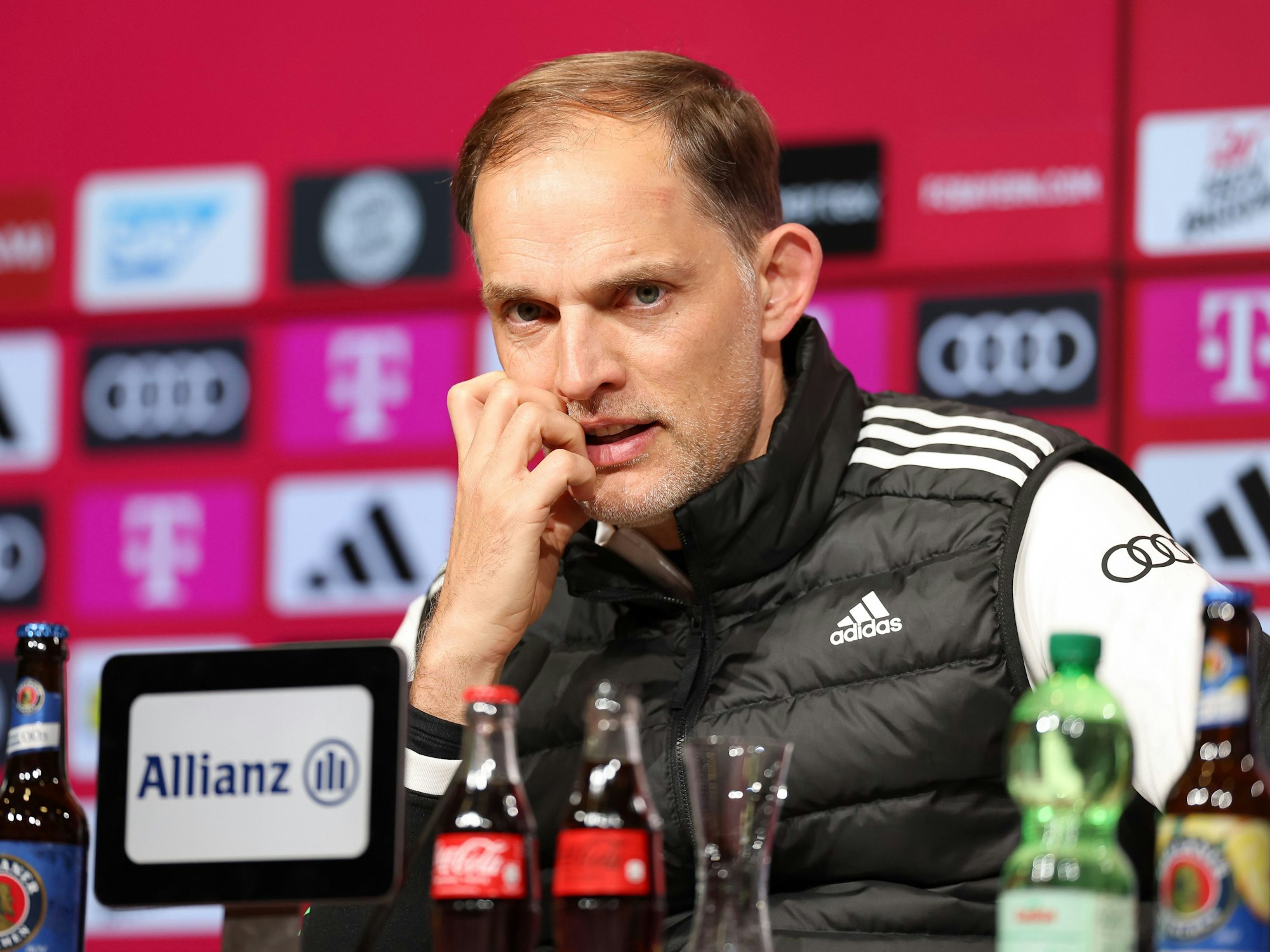 Trainer Thomas Tuchel vom FC Bayern München spricht in der Pressekonferenz nach dem 3:0-Sieg über die TSG Hoffenheim.