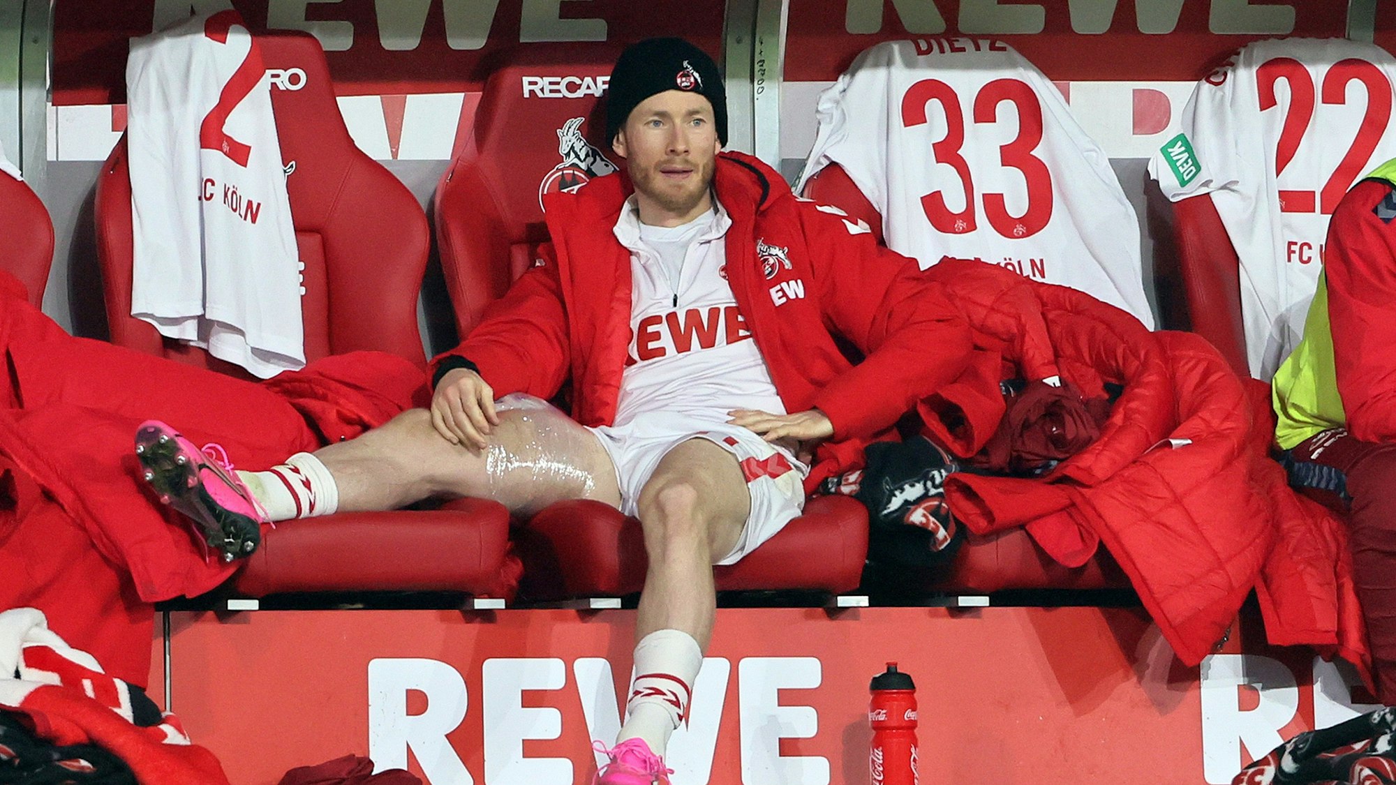Florian Kainz sitzt während der Partie mit bandagiertem Oberschenkel auf der Bank.








