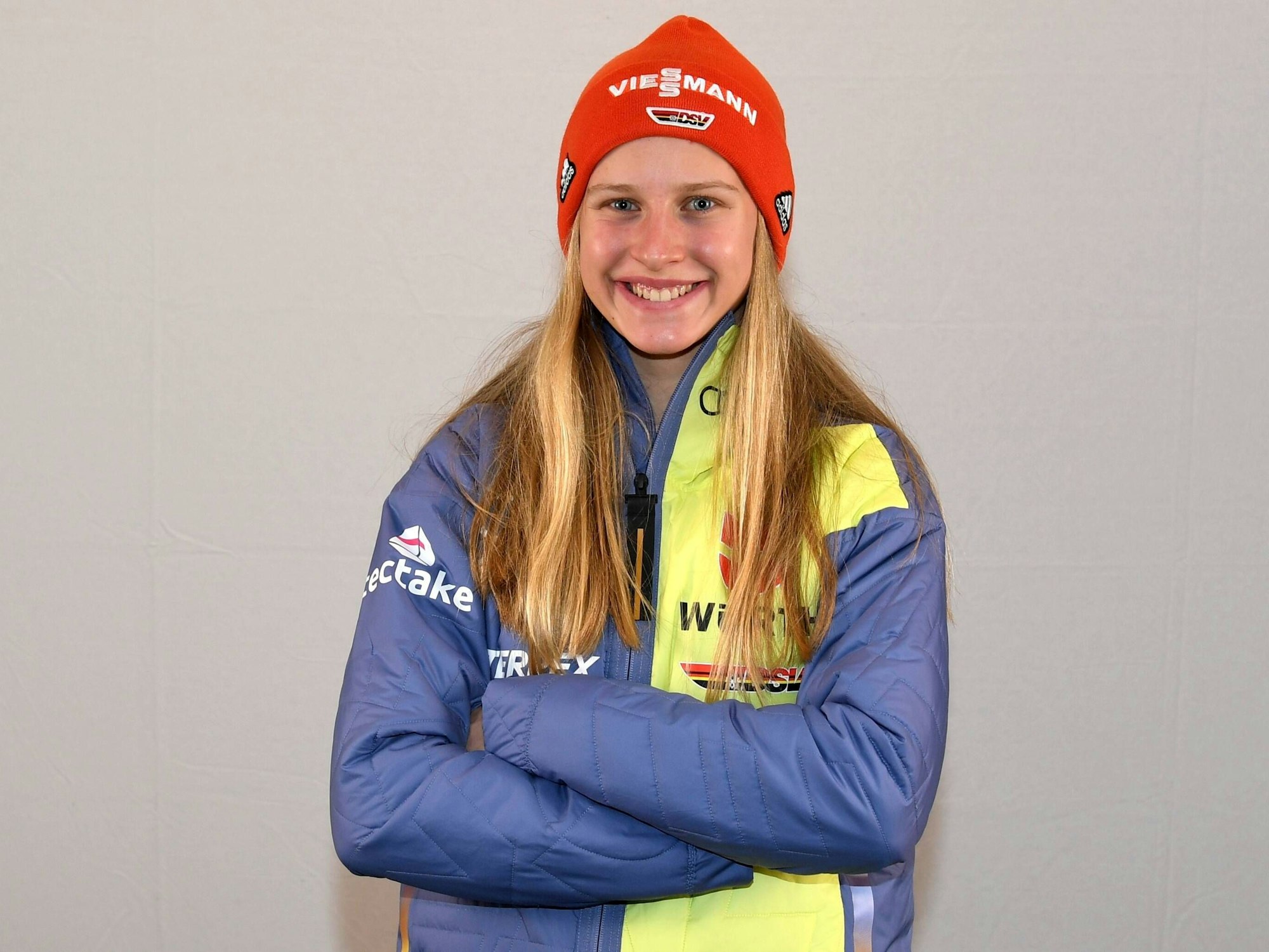 Julia Tannheimer posiert für das Präsentationsfoto für die Juniorenweltmeisterschaft 2022.