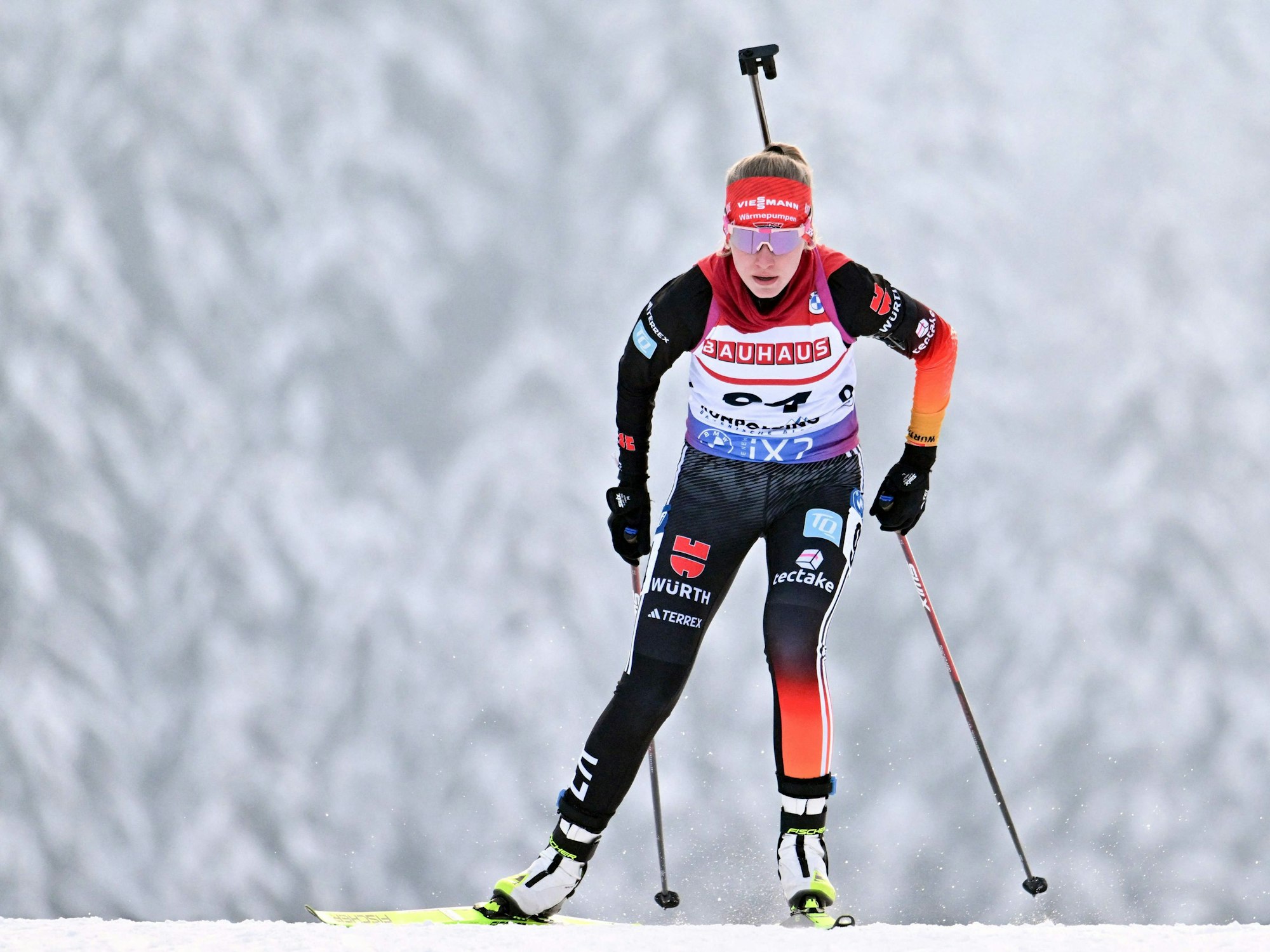 Julia Tannheimer läuft auf der Strecke in Ruhpolding beim Biathlon-Weltcup.