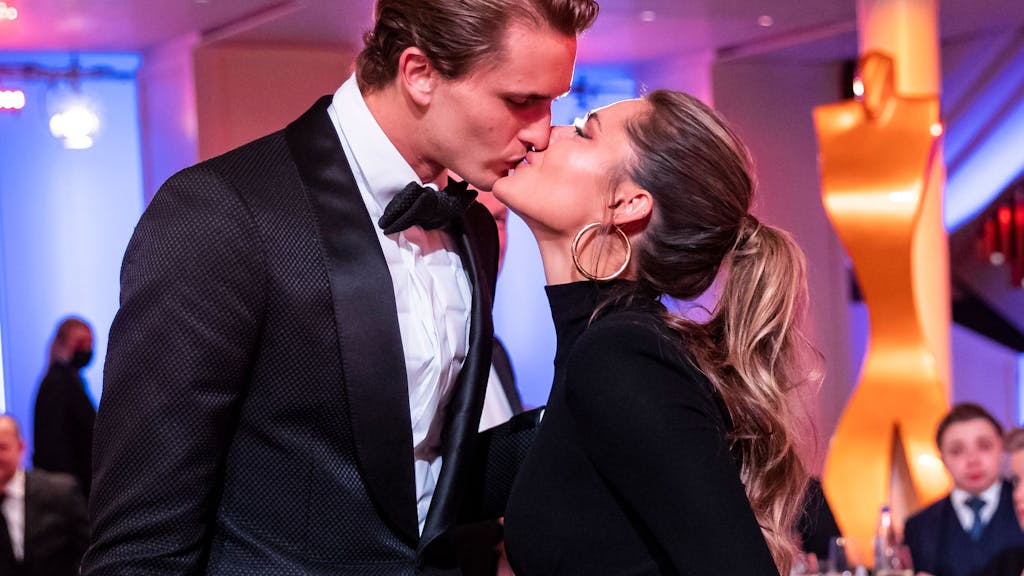 Alexander Zverev küsst Freundin Sophia Thomalla.