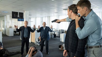 Max Ballauf (Klaus J. Behrendt, l.) und Freddy Schenk (Dietmar Bär) versuchen Robert  Andersen (Oleg Tikhomirov) zur Aufgabe zu bewegen.