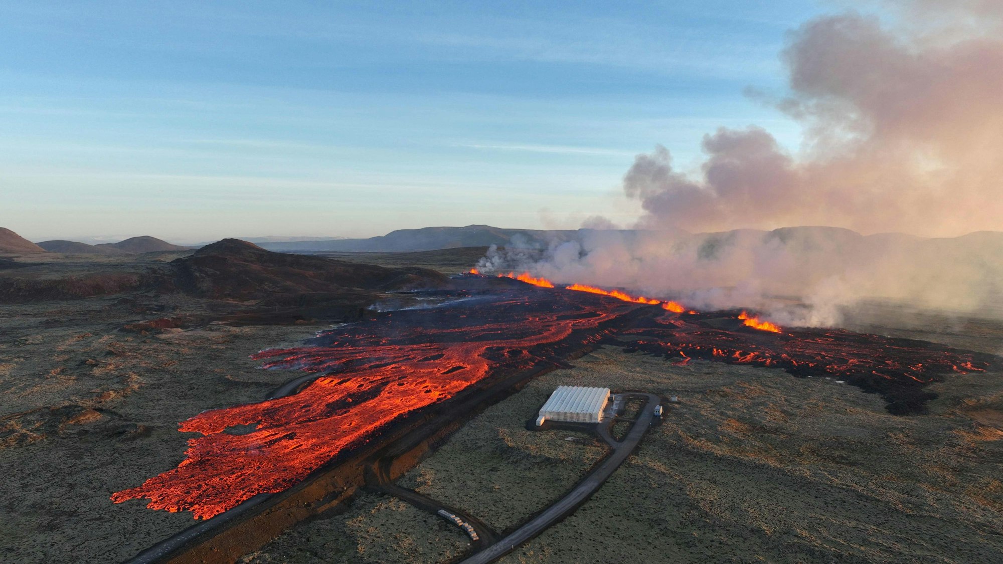 Die Lava bahnt sich nach einem verheerenden Vulkanausbruch auf der Reykjanes-Halbinsel ihren Weg in Richtung des Ortes Grindavík. Zwei Erdspalten waren am Sonntag plötzlich aufgerissen.