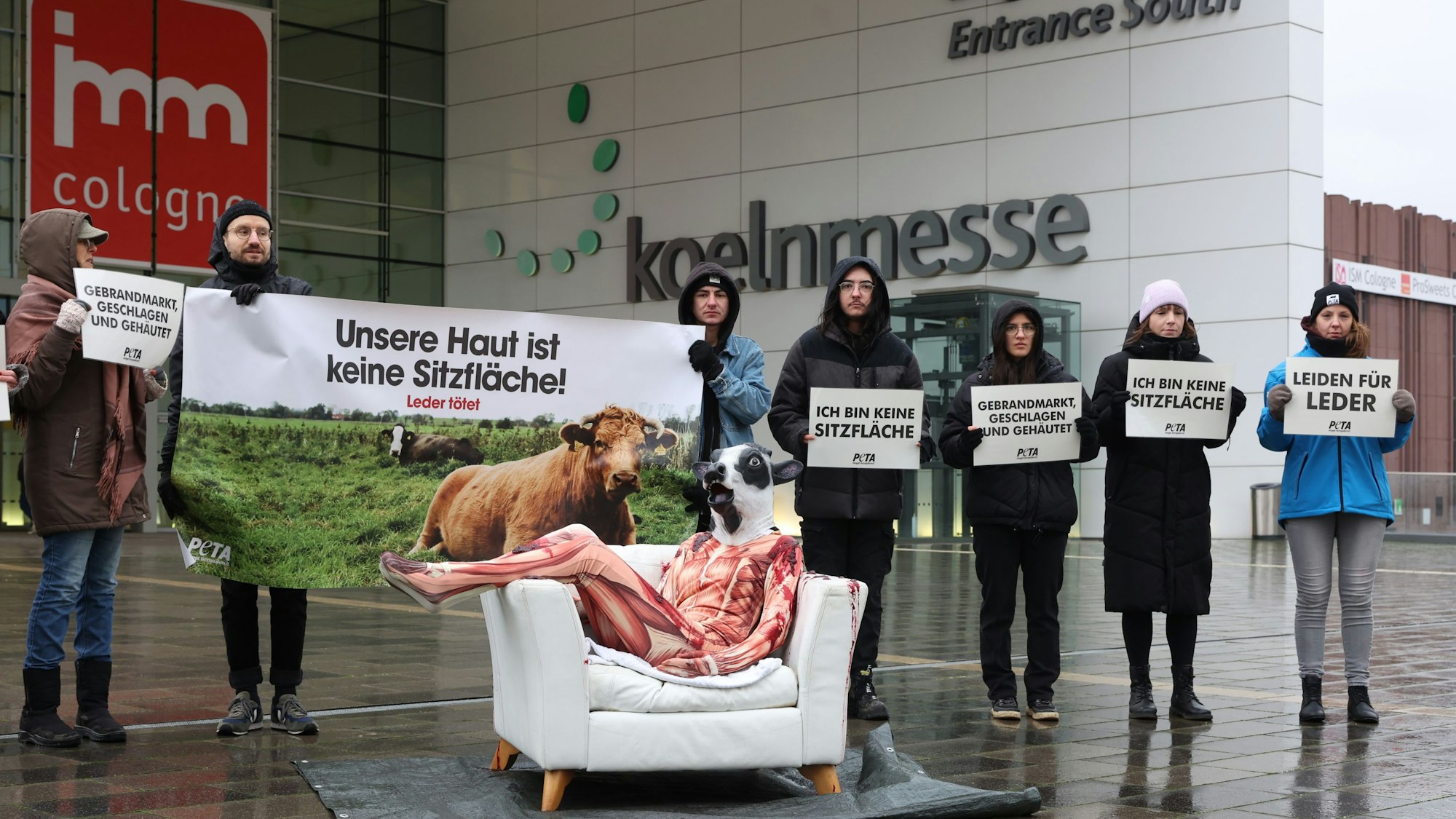 PETA protestiert mit blutigem Rind vor Internationaler Möbelmesse in Köln.