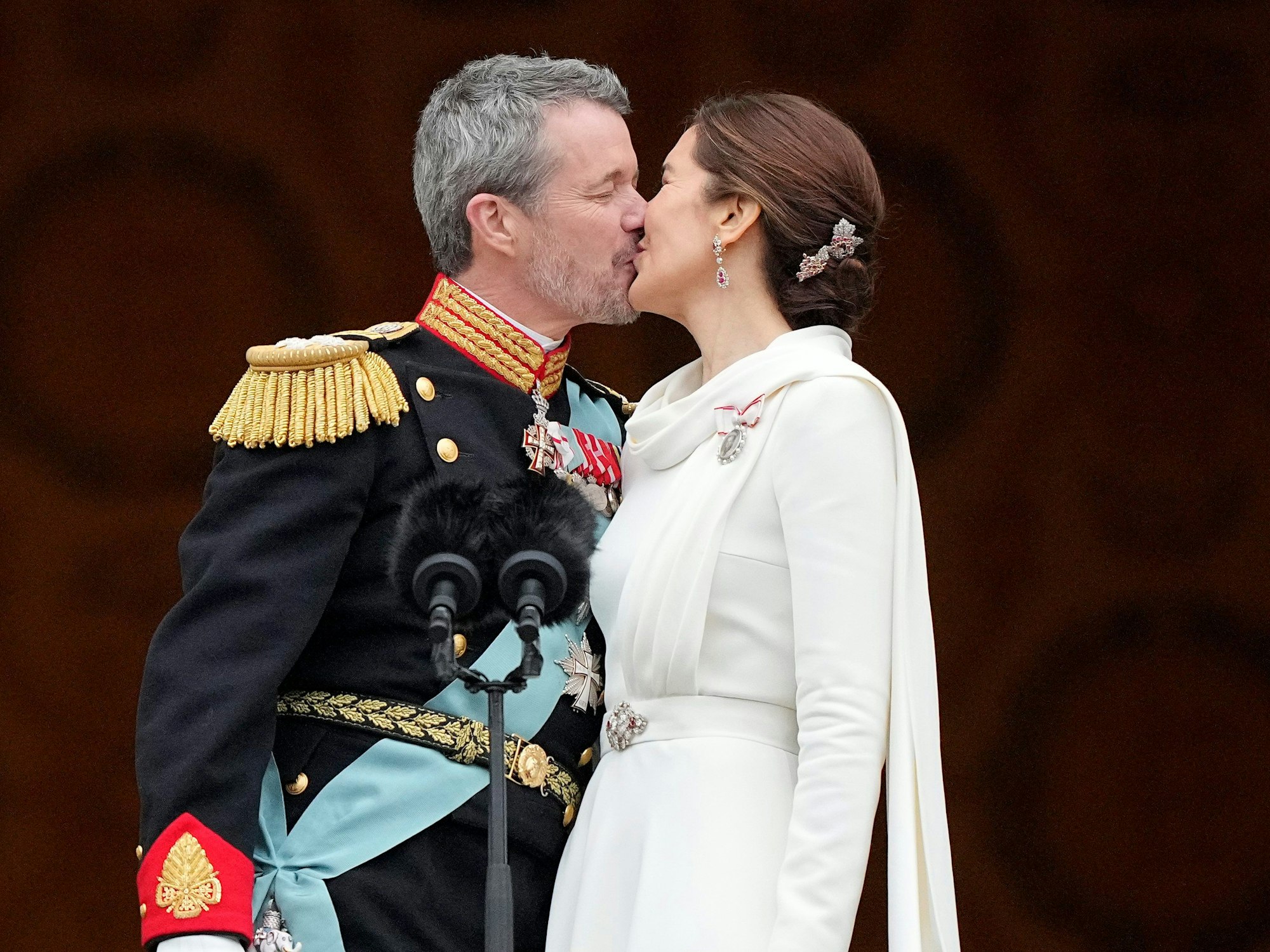 Dänemarks König Frederik X. küsst seine Frau, Dänemarks neue Königin Mary.