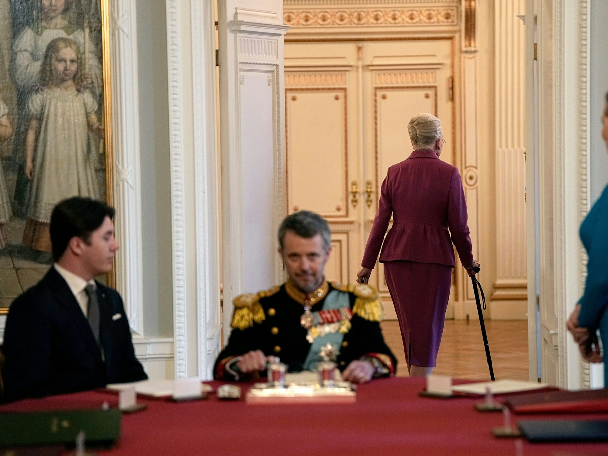 Königin Margrethe II. verlässt die Sitzung des Staatsrates nach der Unterzeichnung der Abdankungserklärung.