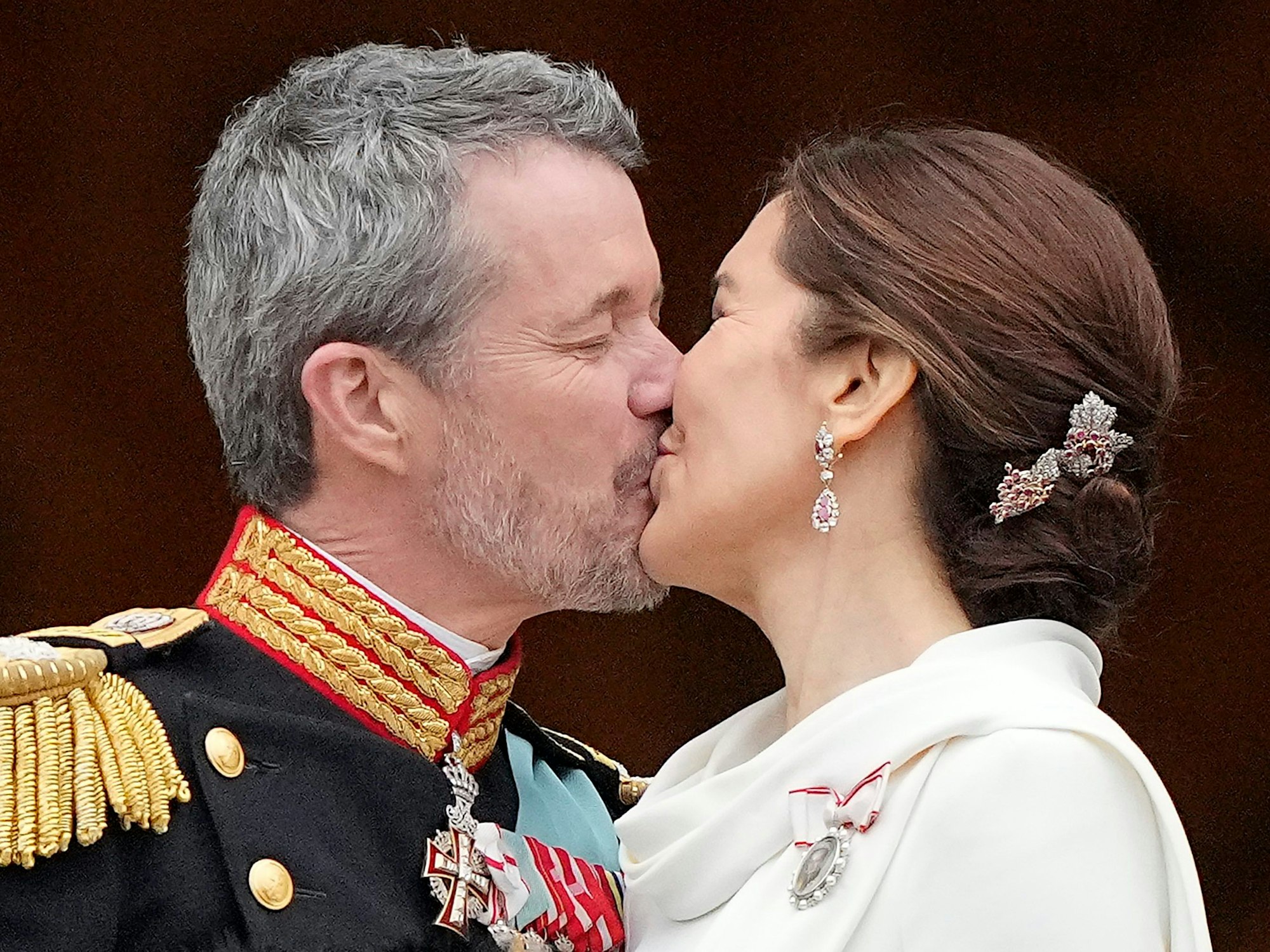 Dänemarks König Frederik X. küsst seine Frau, Dänemarks neue Königin Mary.