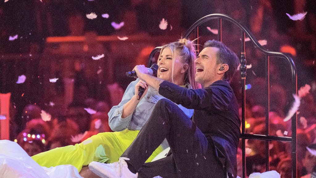 Der Moderator Florian Silbereisen und die Sängerin Beatrice Egli singen bei der Live-Fernsehshow „Schlagerchampions 2024“ im Velodrom.