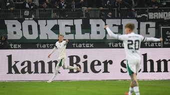 Robin Hack bejubelt seinen zweiten Gladbach-Treffer gegen Stuttgart.