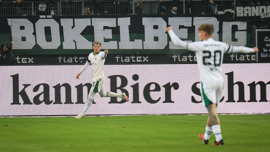 Robin Hack bejubelt seinen zweiten Gladbach-Treffer gegen Stuttgart.