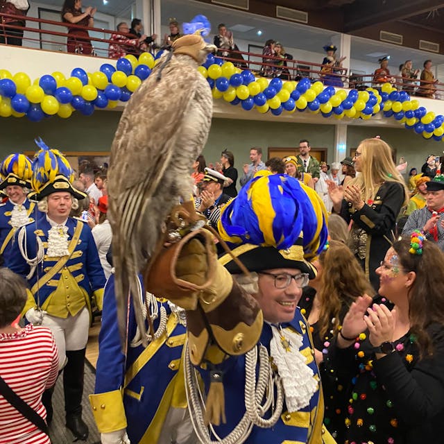 Zu sehen sind die uniformierten Karnevalisten der Falkenjäger beim feierlichen Empfang im Tanzsportzentrum.