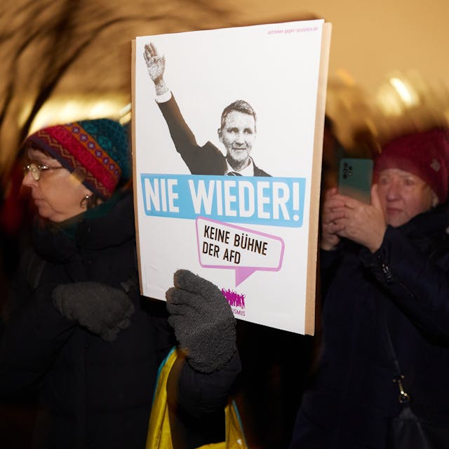Eine Demonstration unter dem Motto ´AfD Verbot prüfen - jetzt!» am Freitag vor dem Bundeskanzleramt.