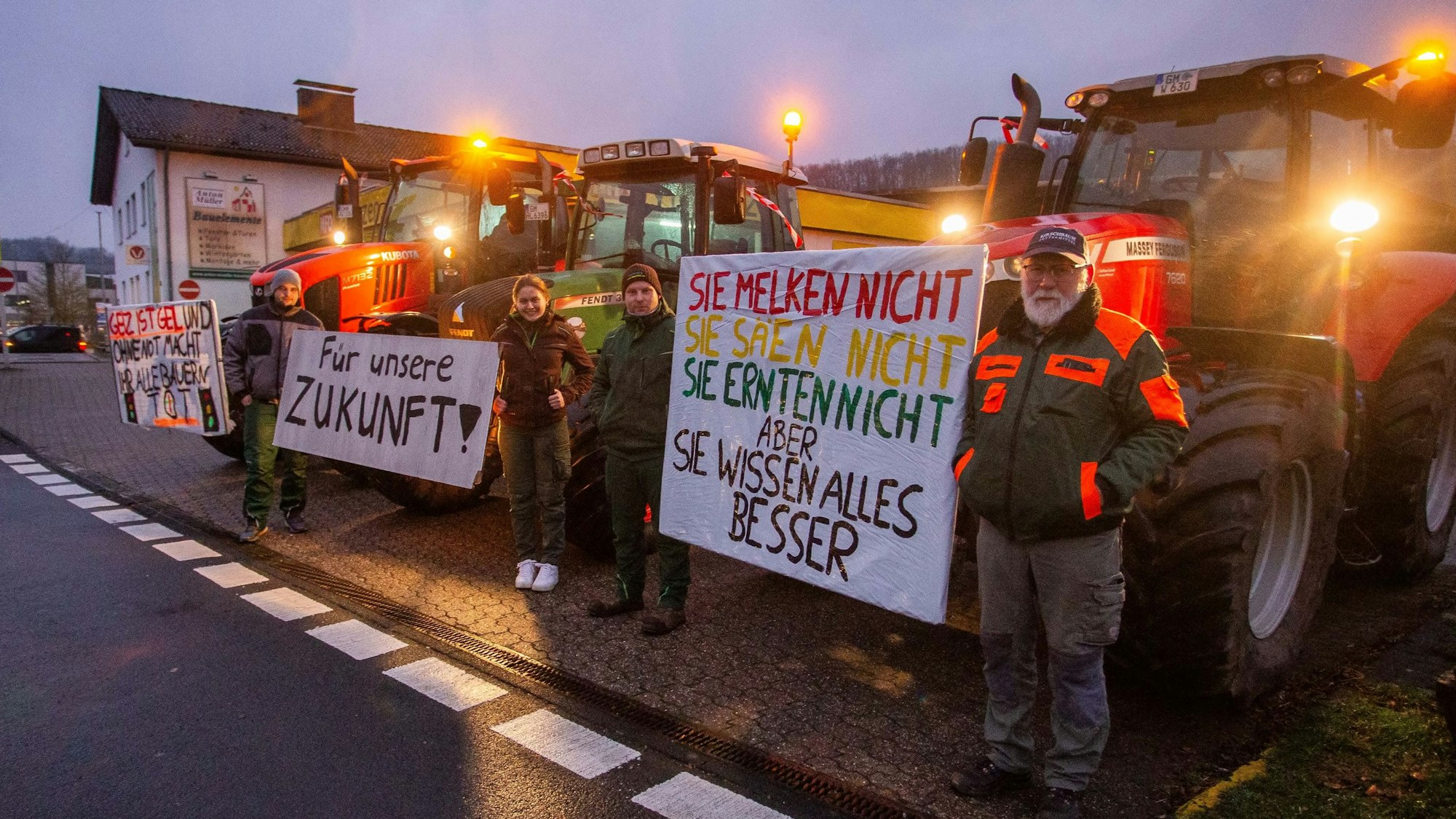 An der Olper Straße in Engelskirchen haben sich Landwirte mit Traktoren und Protestschildern positioniert.