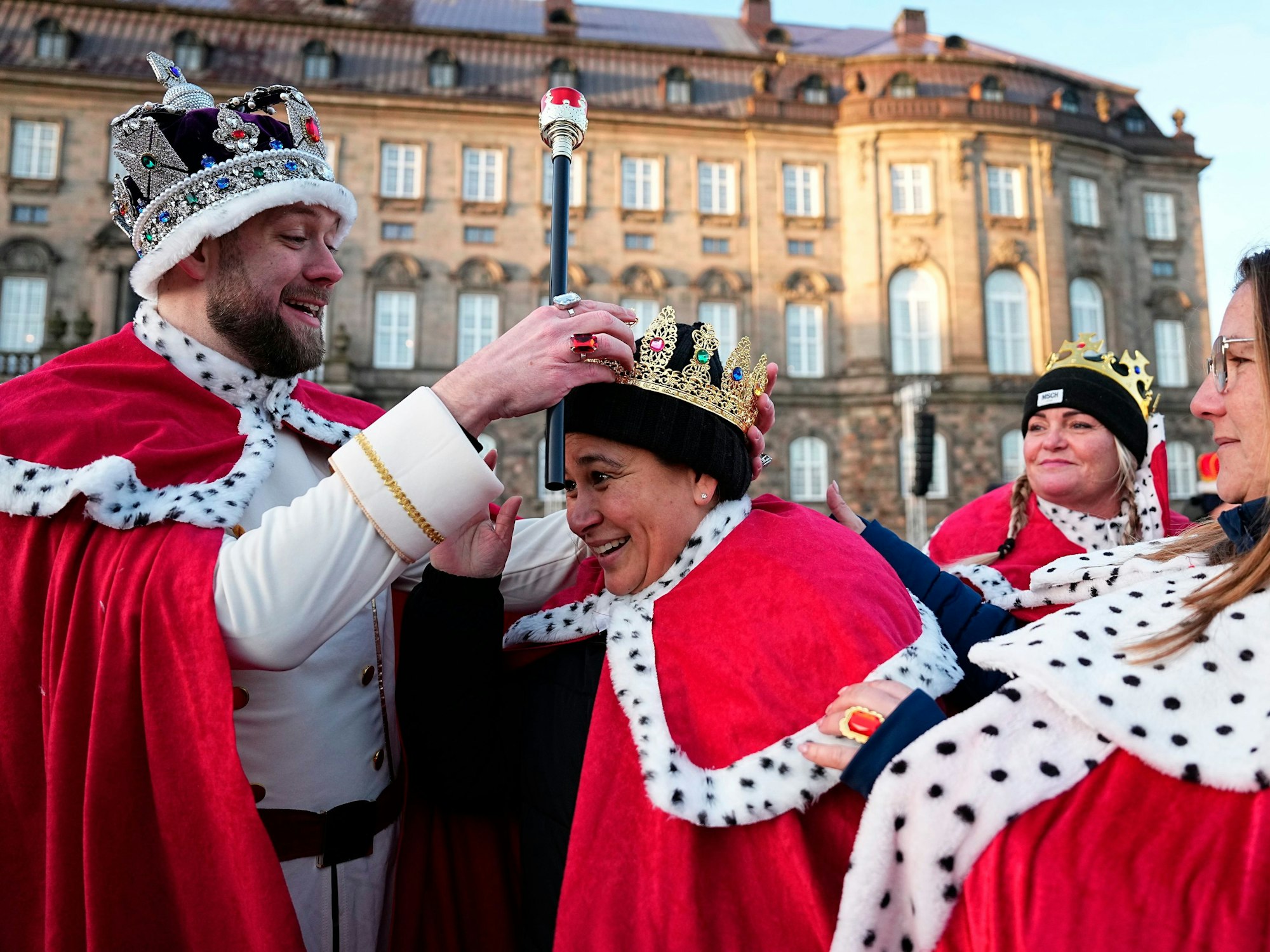 Als König und Königin gekleidet kommen Rene Jensen, Charlotte Moeller, Karina Achton und Maria Falk auf dem Platz von Schloss Christiansborg an.