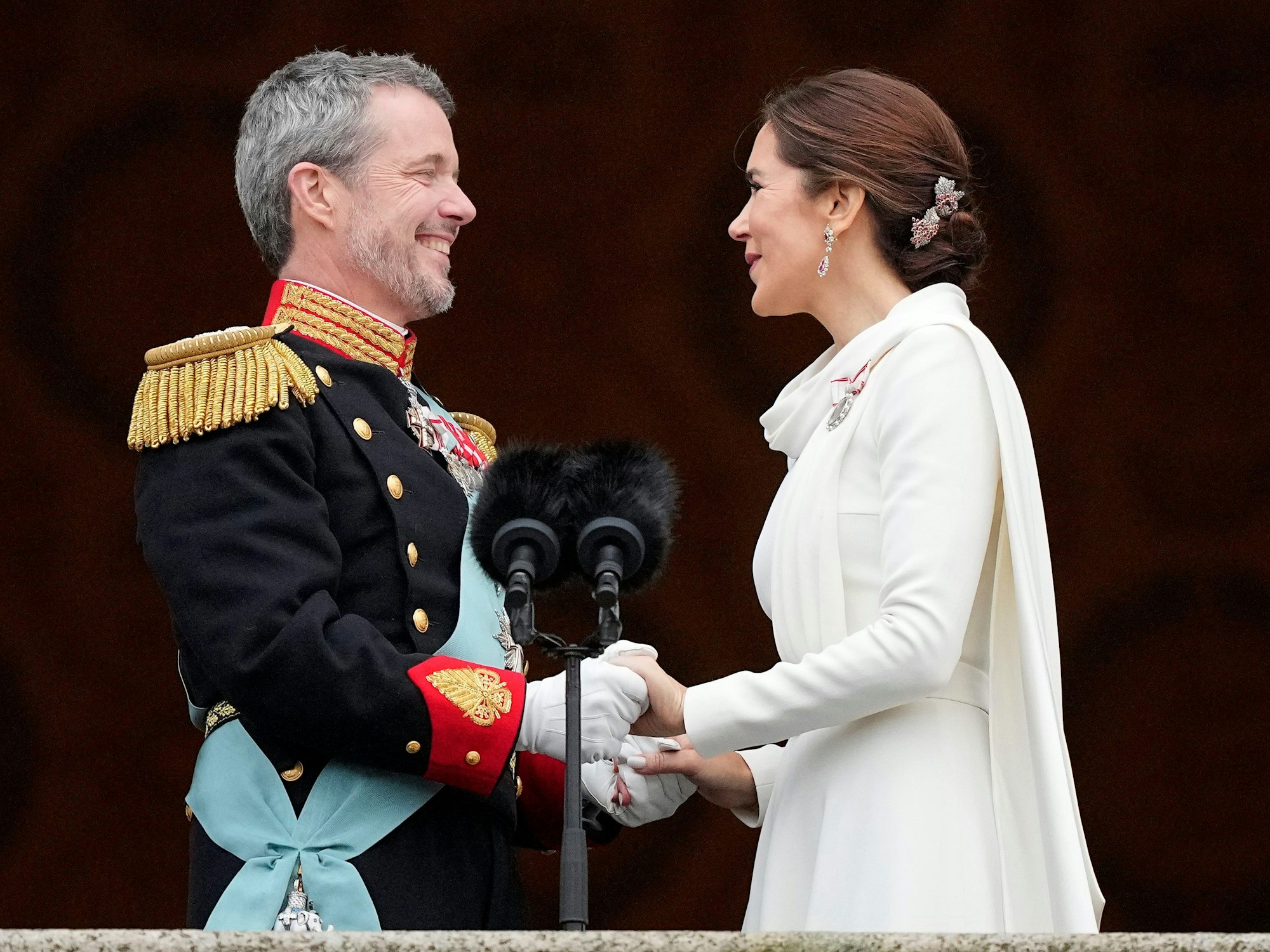 Allen Fremdgeh-Gerüchten zum Trotz zeigen sich Dänemarks König Frederik X. und Königin Mary händchenhaltend auf dem Balkon.