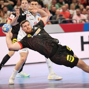 Johannes Golla und die deutsche Nationalmannschaft haben ihr zweites Gruppenspiel bei der Handball-EM gegen Nordmazedonien souverän gewonnen.