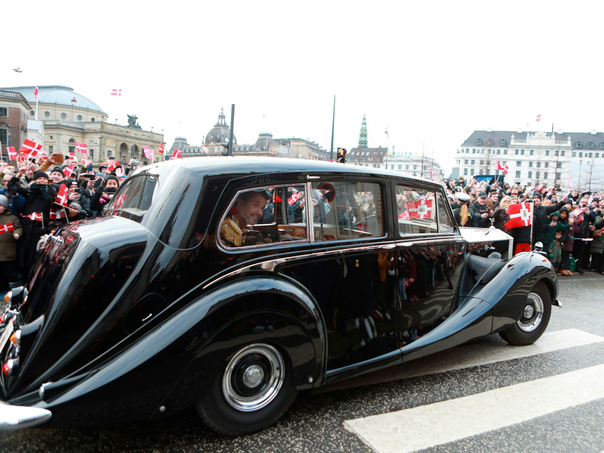 Kronprinz Frederik im Auto "Krone 1" begrüßt die Fans, während der Fahrt von Schloss Amalienborg zum Schloss Christiansborg.