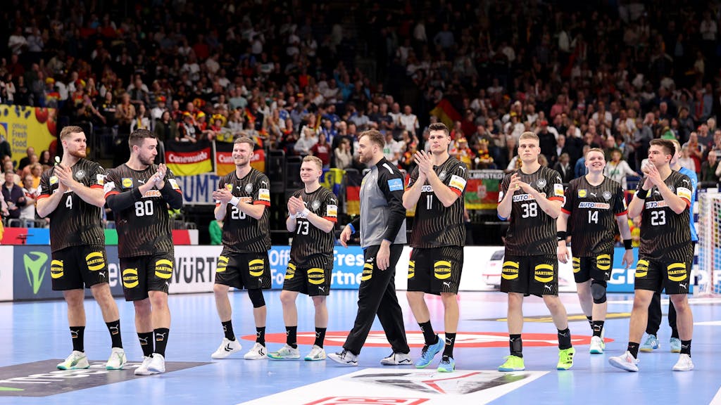 Die deutschen Handballer bedanken sich nach ihrem Vorrunden-Sieg bei der Handball-EM beim Publikum in Berlin.