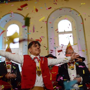 Der neue Euskirchener Küfer  Ricardo steht mit anderen Karnevalisten und Bürgermeister Sacha Reichelt im Konfettiregen auf der Bühne des Casinos.