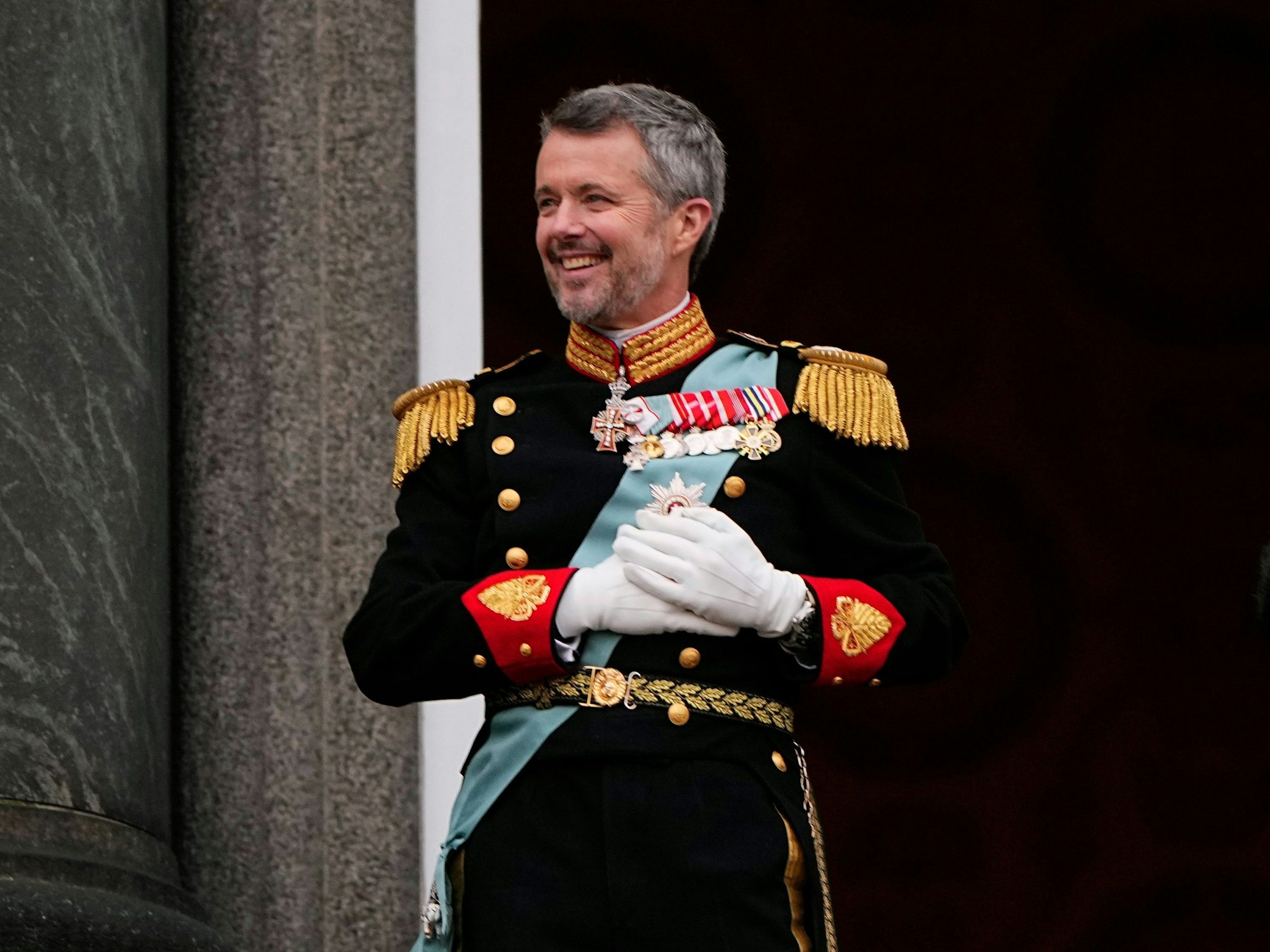 Erster Auftritt als König:  Frederik X. lächelt nach der Proklamation auf dem Balkon des Schlosses Christiansborg.