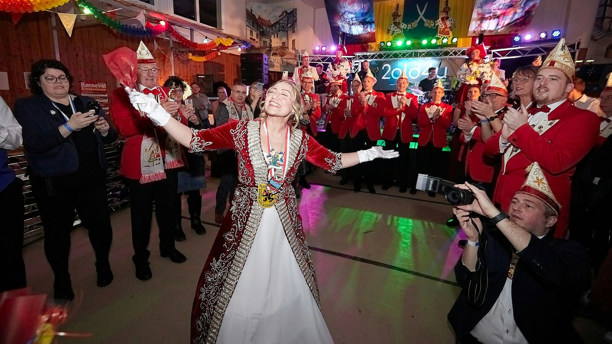 Prinzessin Dilek lässt sich feiern und genießt den Moment. Sie ist umringt von den Blankenheimer Karnevalisten, die im Takt zur Musik klatschen.