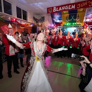 Prinzessin Dilek lässt sich feiern und genießt den Moment. Sie ist umringt von den Blankenheimer Karnevalisten, die im Takt zur Musik klatschen.&nbsp;